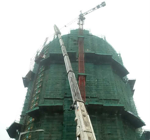 郴州吊车在工地上作业
